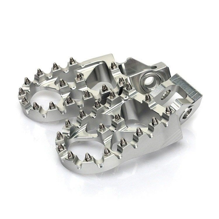 การผลิตชุดเล็กที่กําหนดเอง CNC เครื่องผลิตโลหะอัลลูมิเนียมประสิทธิภาพสูง มอเตอร์ไซค์ Dirt Bike Footpegs